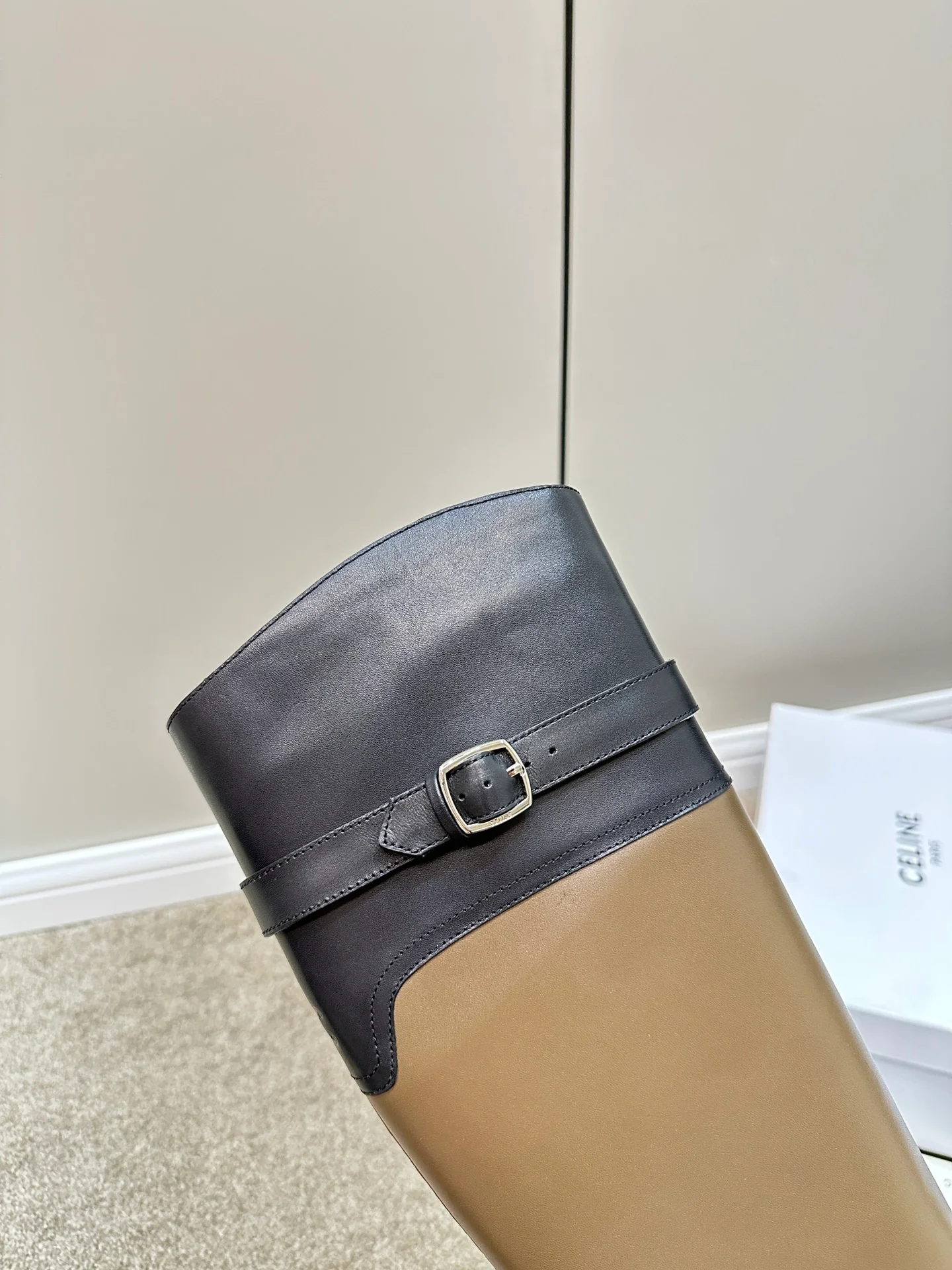 Образ с показа Celine осень/зима 2023 — высокие сапоги — чёрно-коричневый