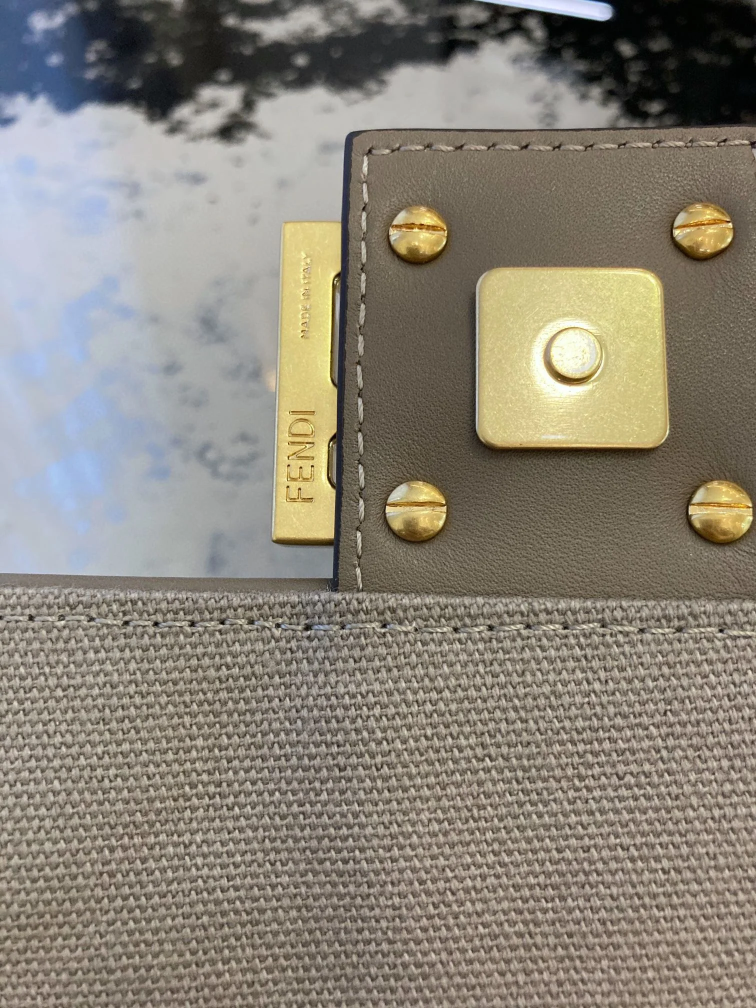 Сумка Fendi Baguette Medium из абрикосового холста