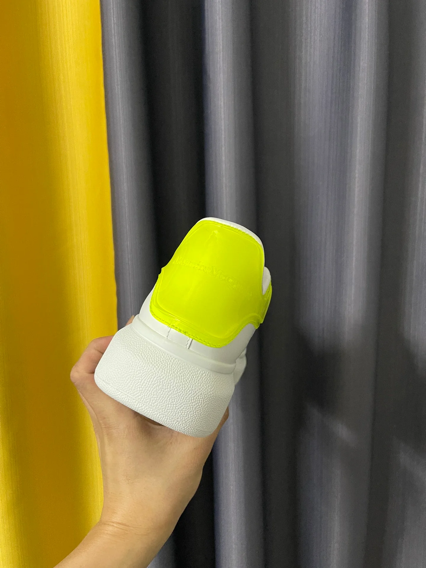 Классические белые кроссовки McQueen - унисекс - флуоресцентно-желтый каблук из искусственной кожи - премиум-издание