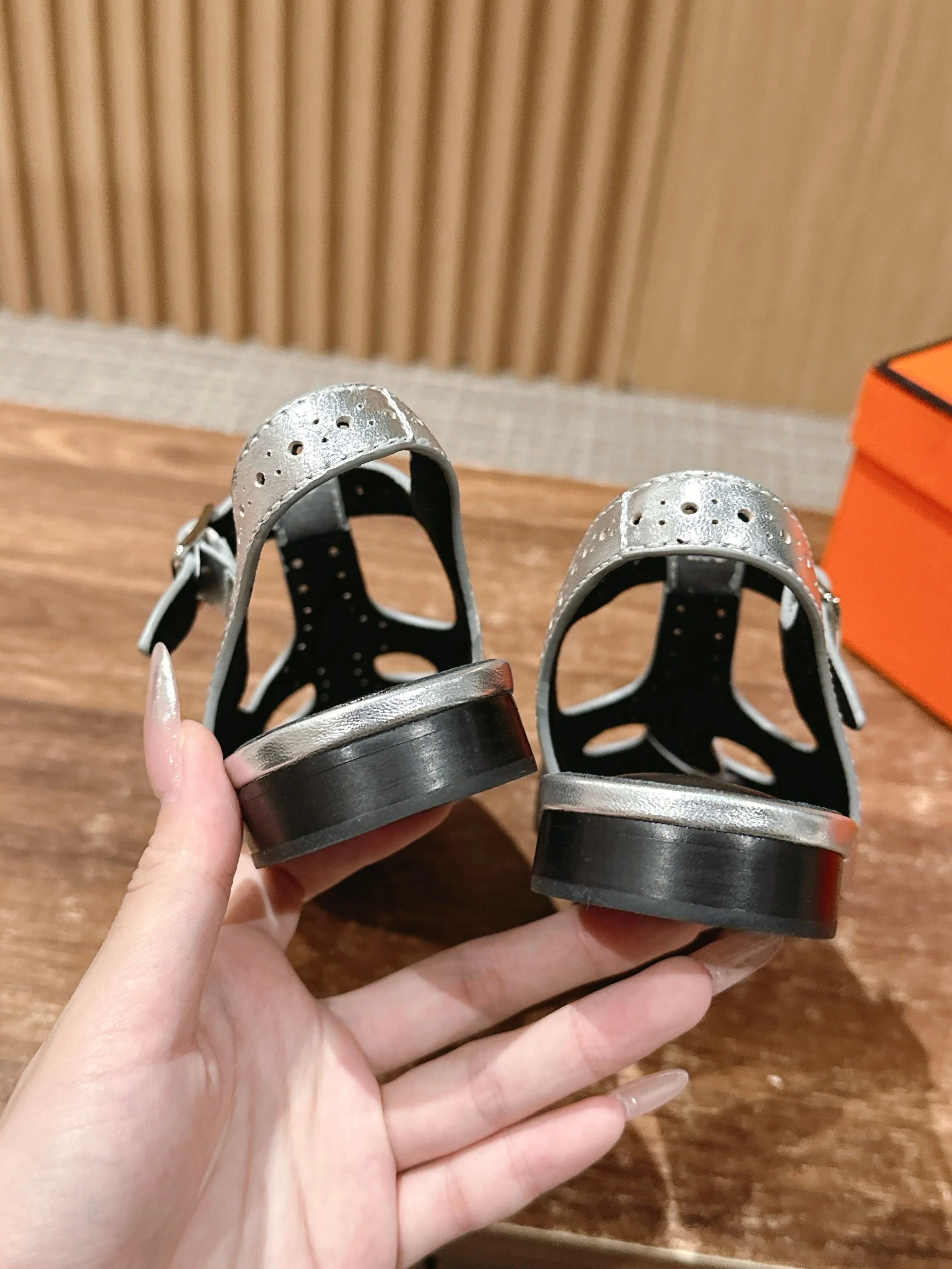 Кожаные сандалии-гилли Hermes с открытой пяткой - серебристые