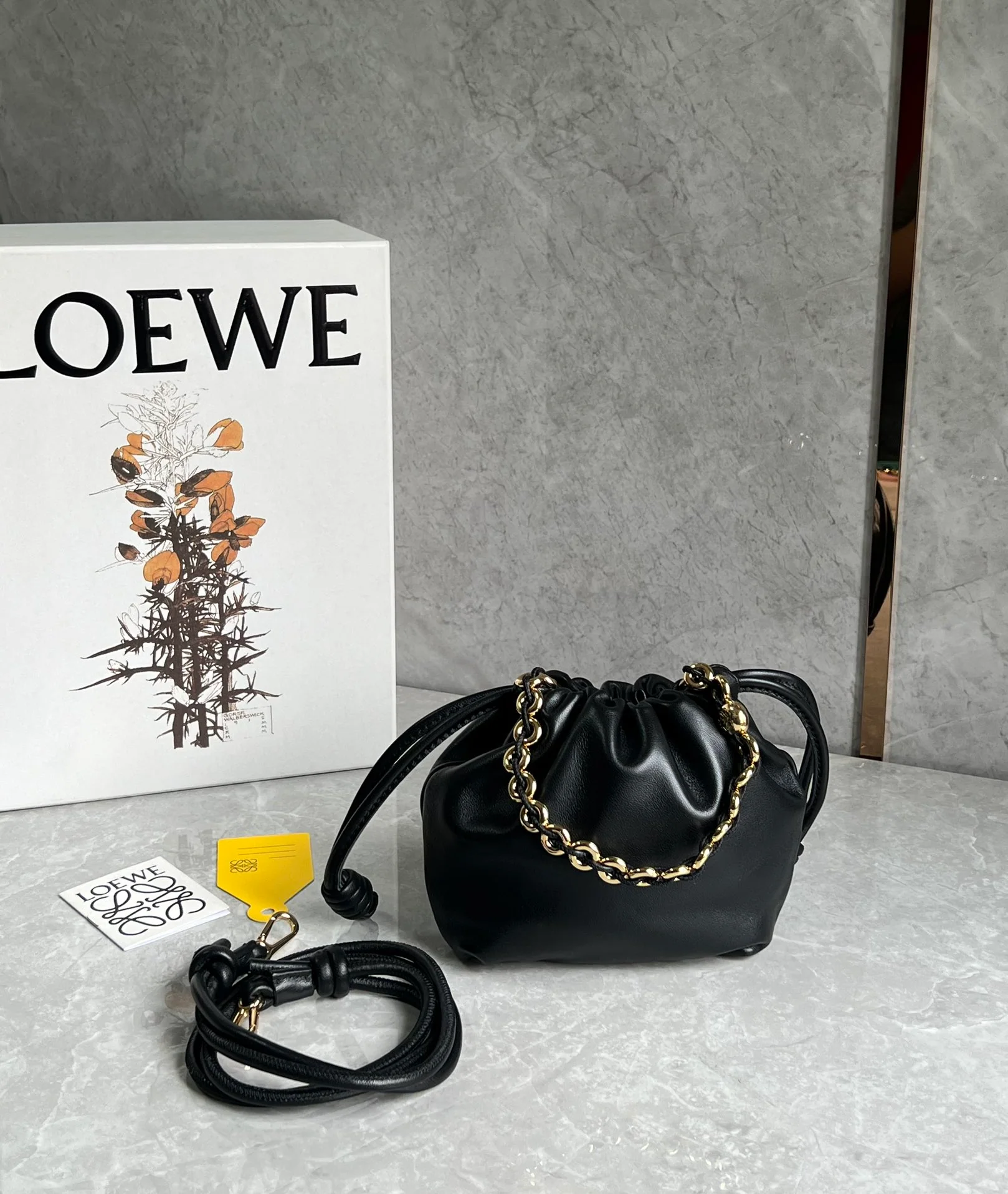 Сумка Loewe Flamenco из овечьей кожи с цепочкой - черная, маленькая.