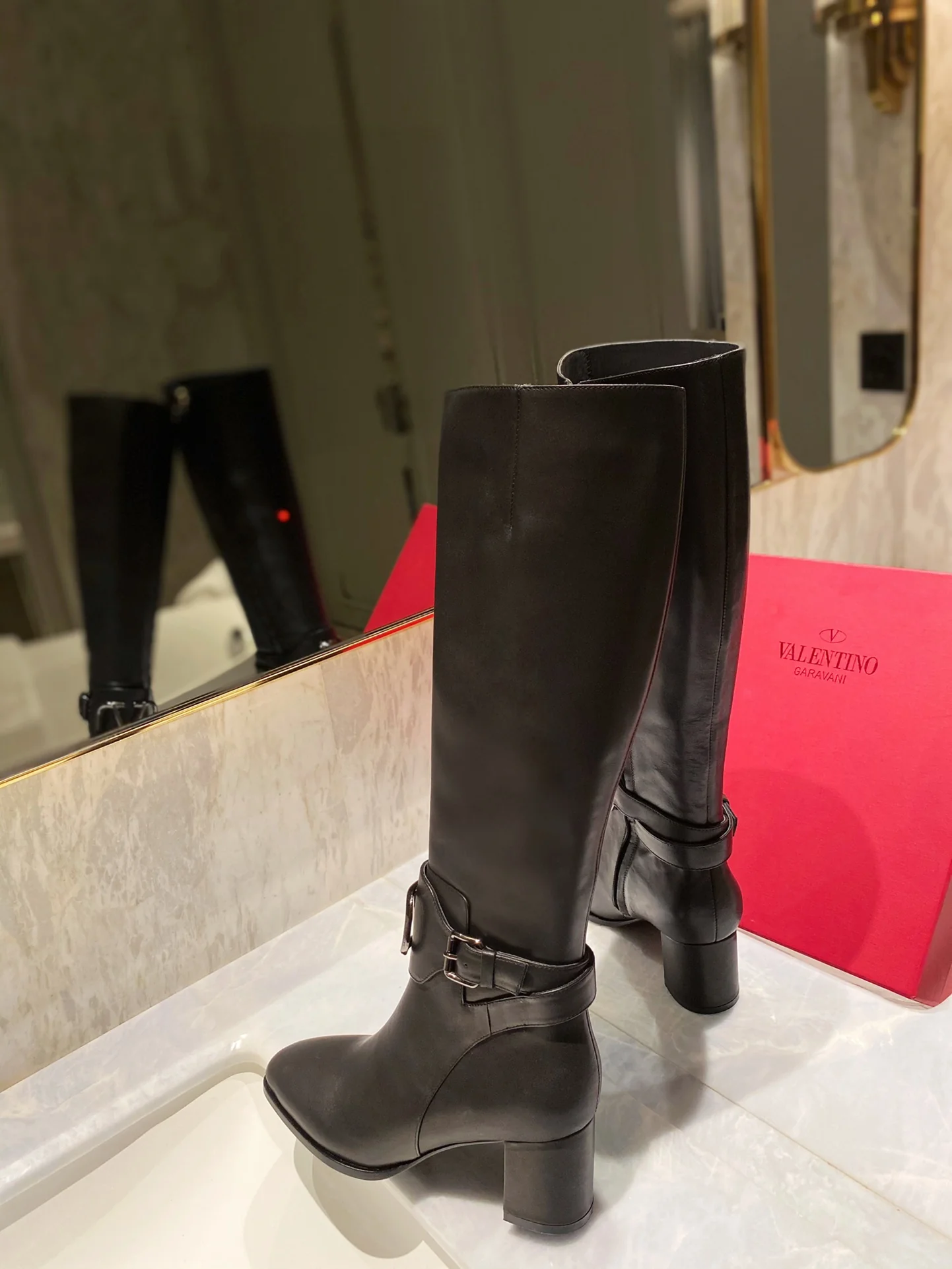 Новинка сезона осень/зима 2022 от Valentino - сапоги из натуральной кожи.