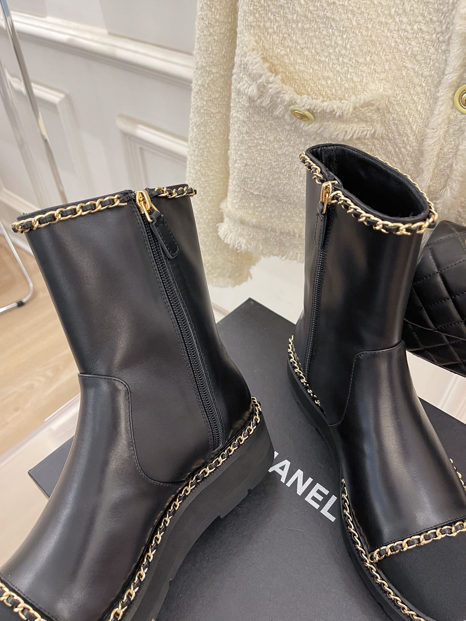 Весенняя коллекция Chanel 2022 — Ботильоны с цепочкой по краю — Черные