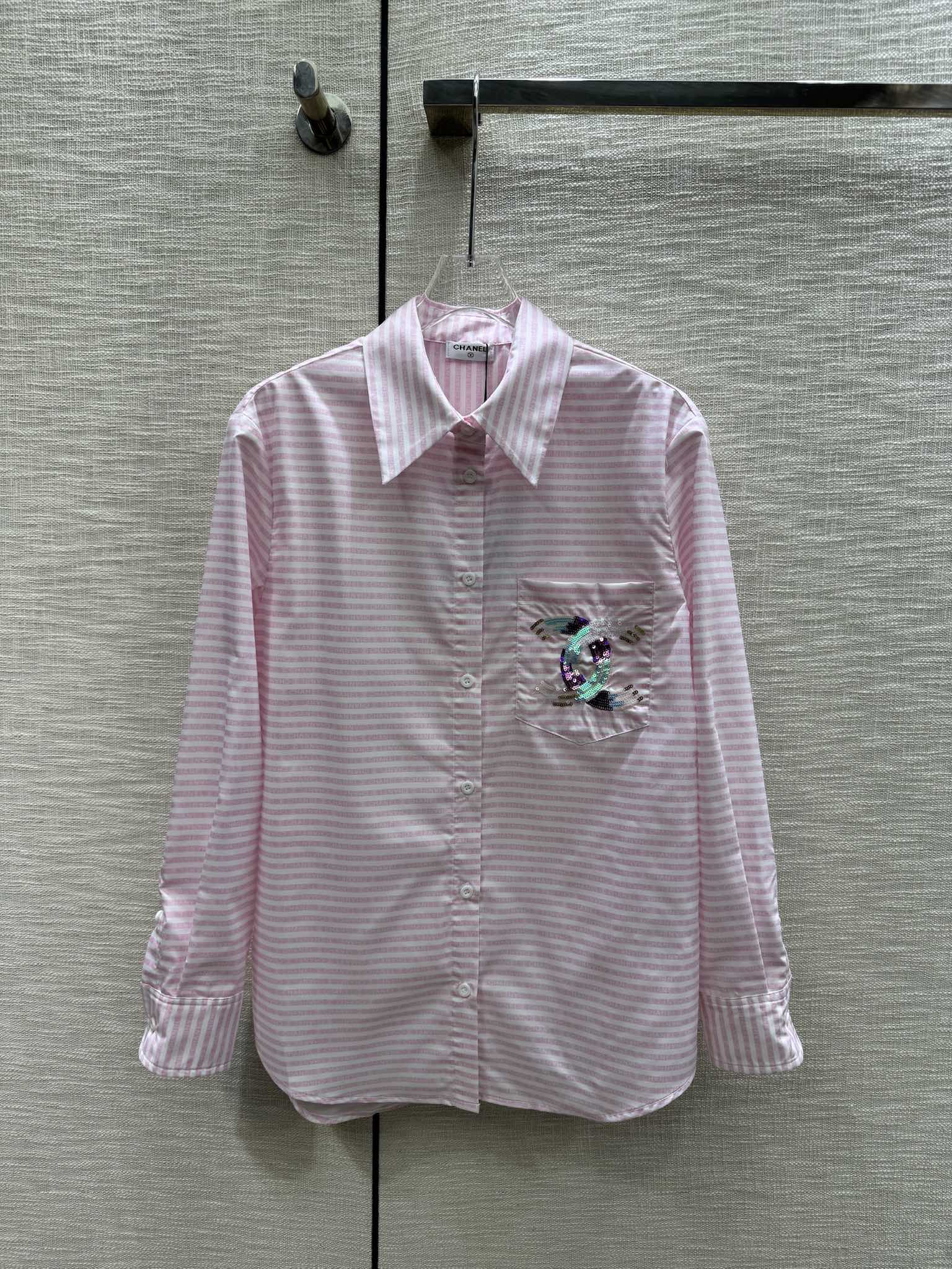 Рубашка Chanel 2403 с длинными рукавами и воротником, расшитым пайетками - розовая