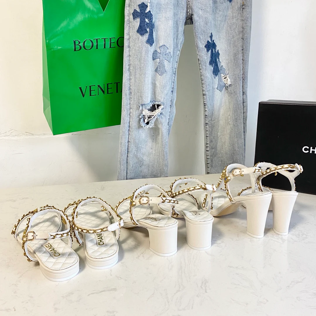 Chanel - Белые босоножки на каблуке с жемчужной цепочкой