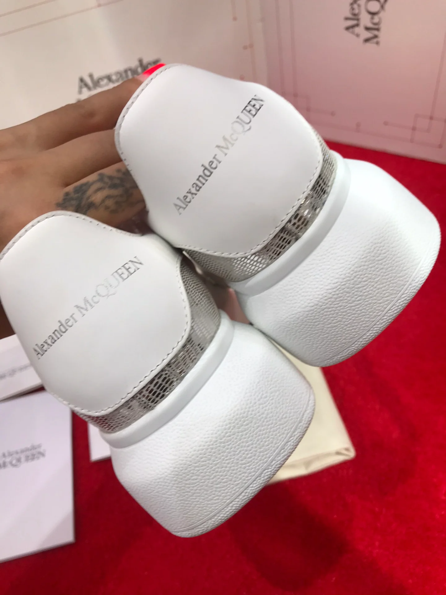 Классические белые кроссовки McQueen - полностью серебристые - с белой отделкой.