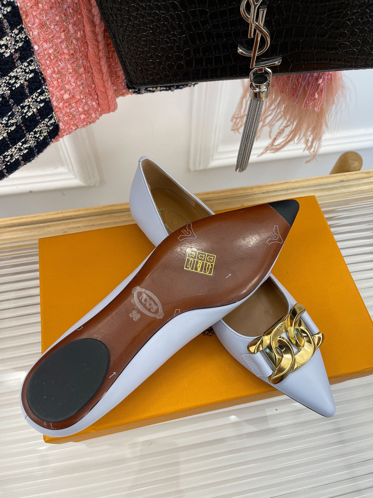 Весенняя коллекция Tods 2023 - Классические балетки с острым носком и металлическим кольцом