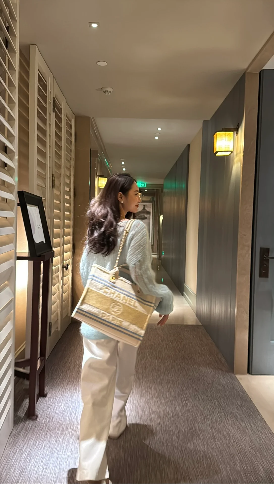 Пляжная сумка Chanel 25c, косметичка, ярко-желтая.