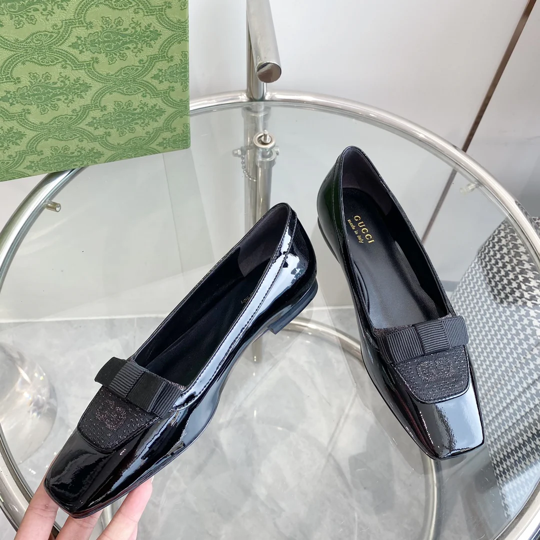 Новинка 2023 года от Gucci - балетки с квадратным носком и бантом.