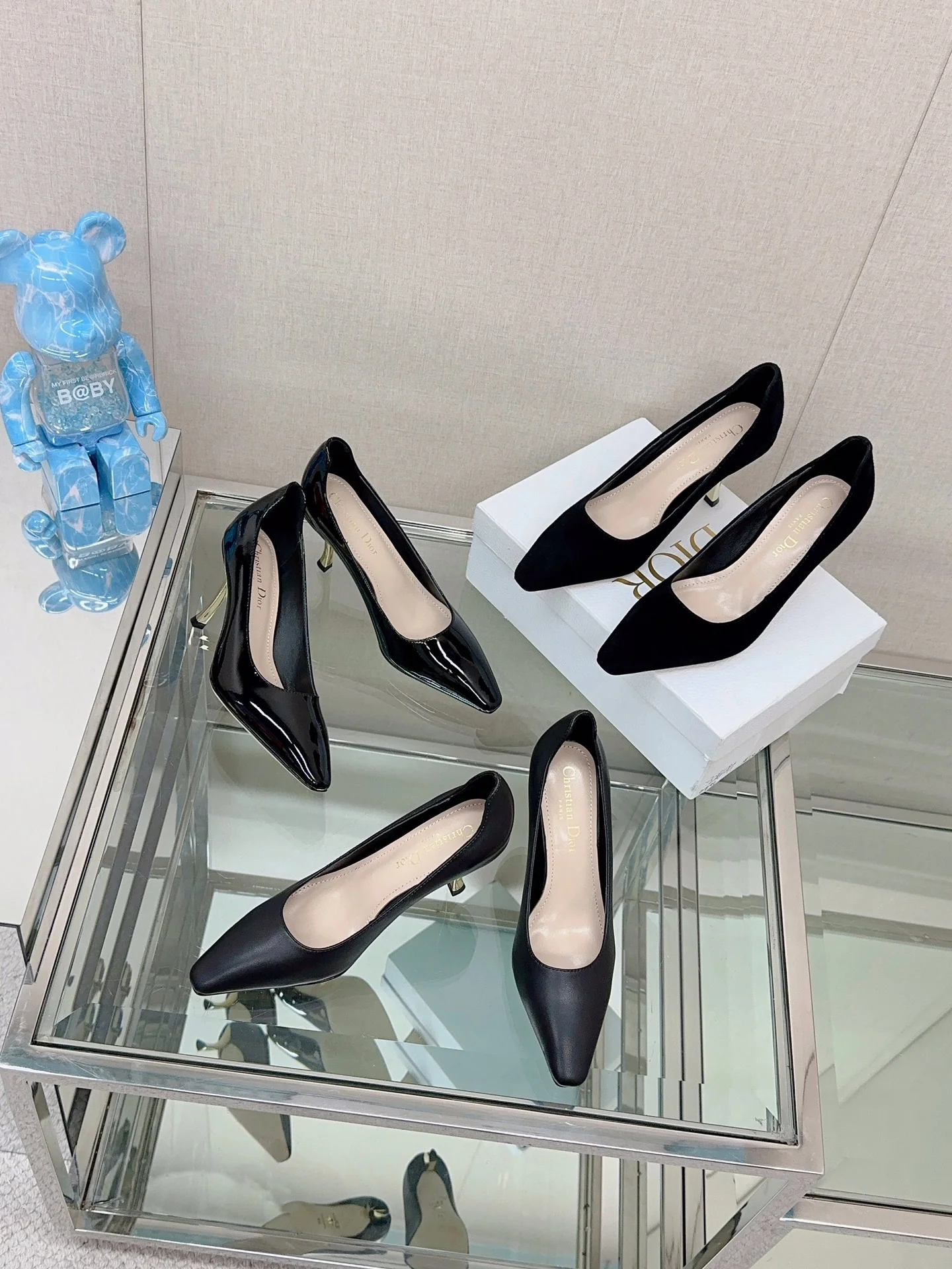 Новинка сезона осень/зима 2023 от Dior — туфли на шпильках с металлическим блеском.