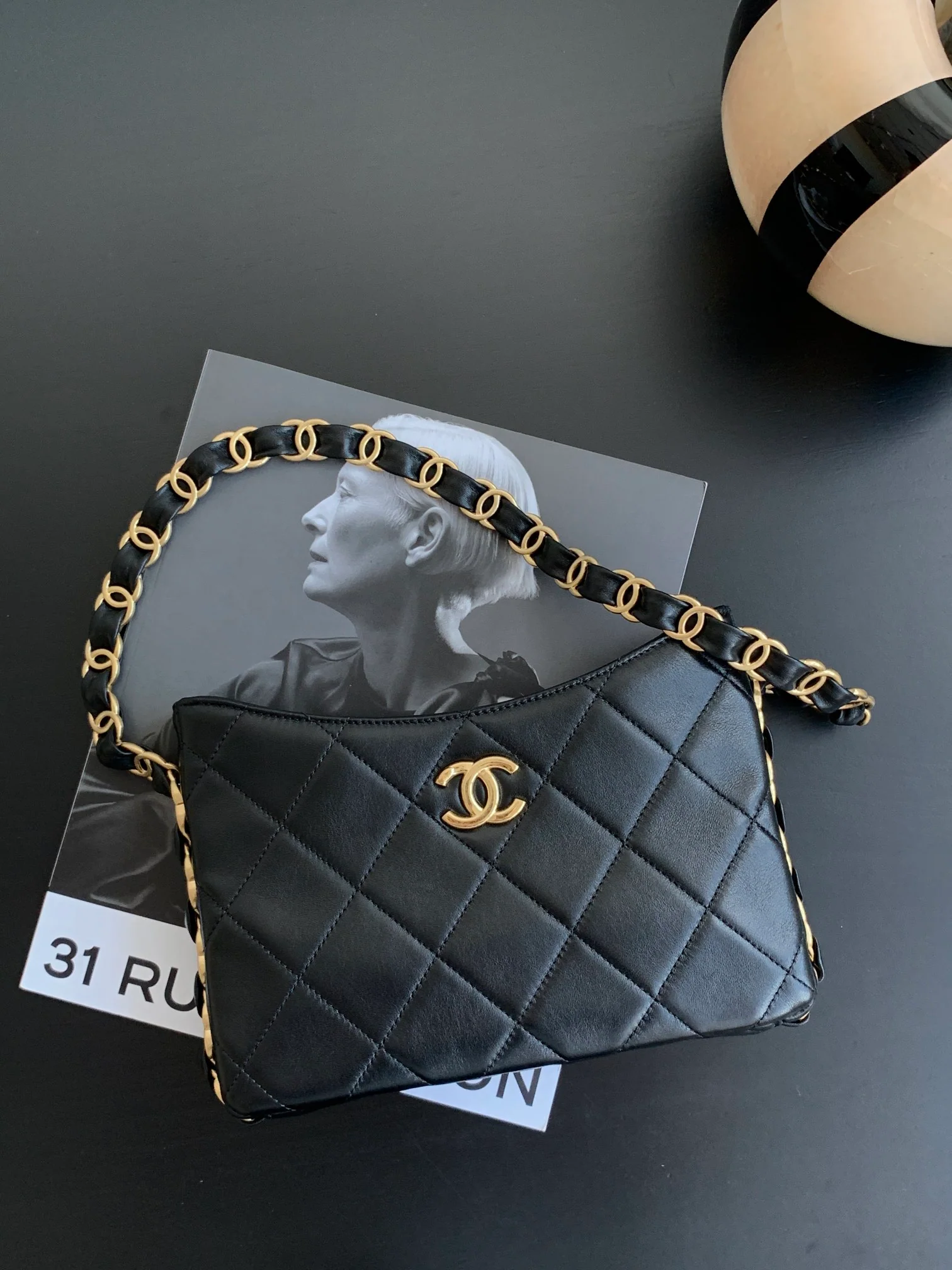 Сумка-хобо Chanel с массивной цепочкой в ??стиле хиппи — черная.