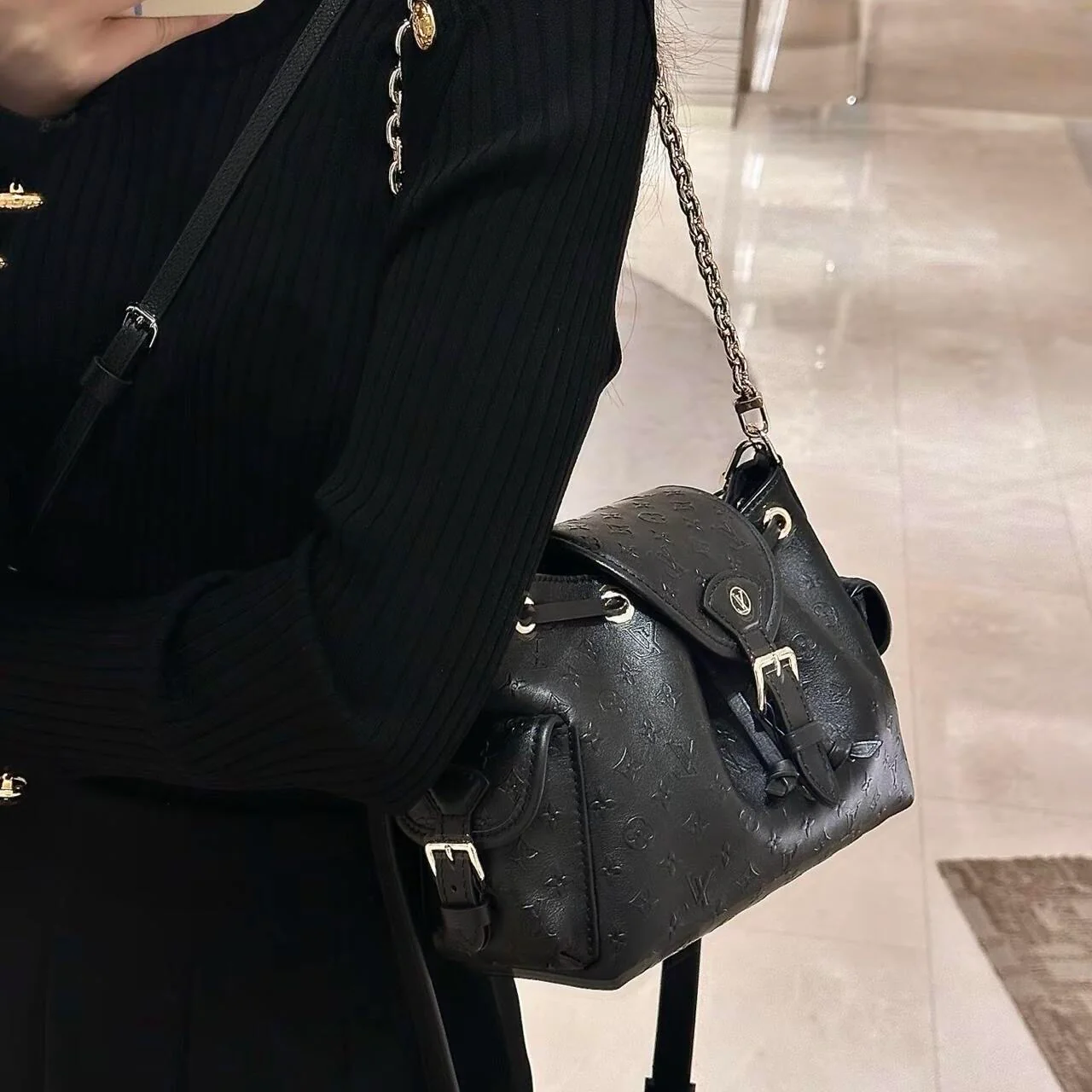 Сумка LV-m25554-odyssee — черная с акцентами из светлого золота.