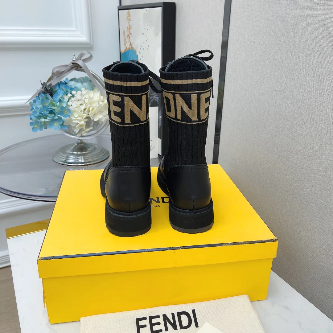 Новинки осенне-зимней коллекции Fendi 2022: ботинки Dr. Martens, ботильоны.