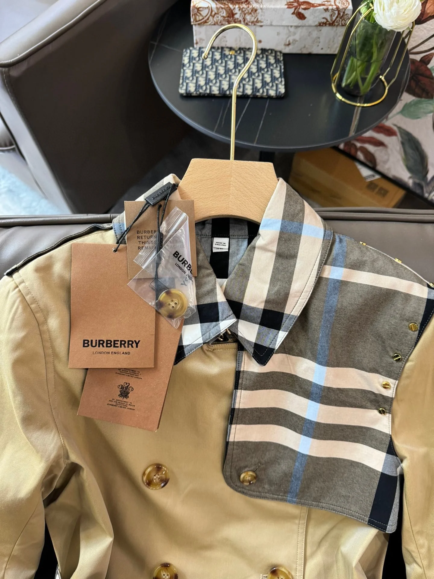 Burberry 2403 - Тренч средней длины с синим клетчатым узором в стиле пэчворк - Цвет хаки