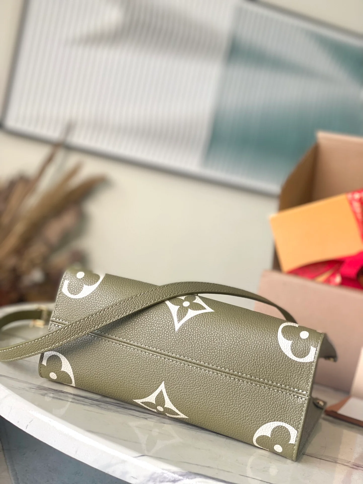 m46647-LV-onthego-bb-tote bag-khaki green