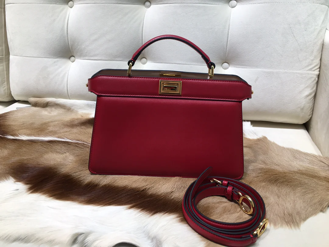 Розовая кожаная сумка Fendi Peekaboo i Seey