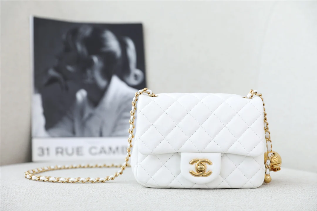 Chanel - Золотая квадратная сумка с клапаном в форме глобуса - 17 см