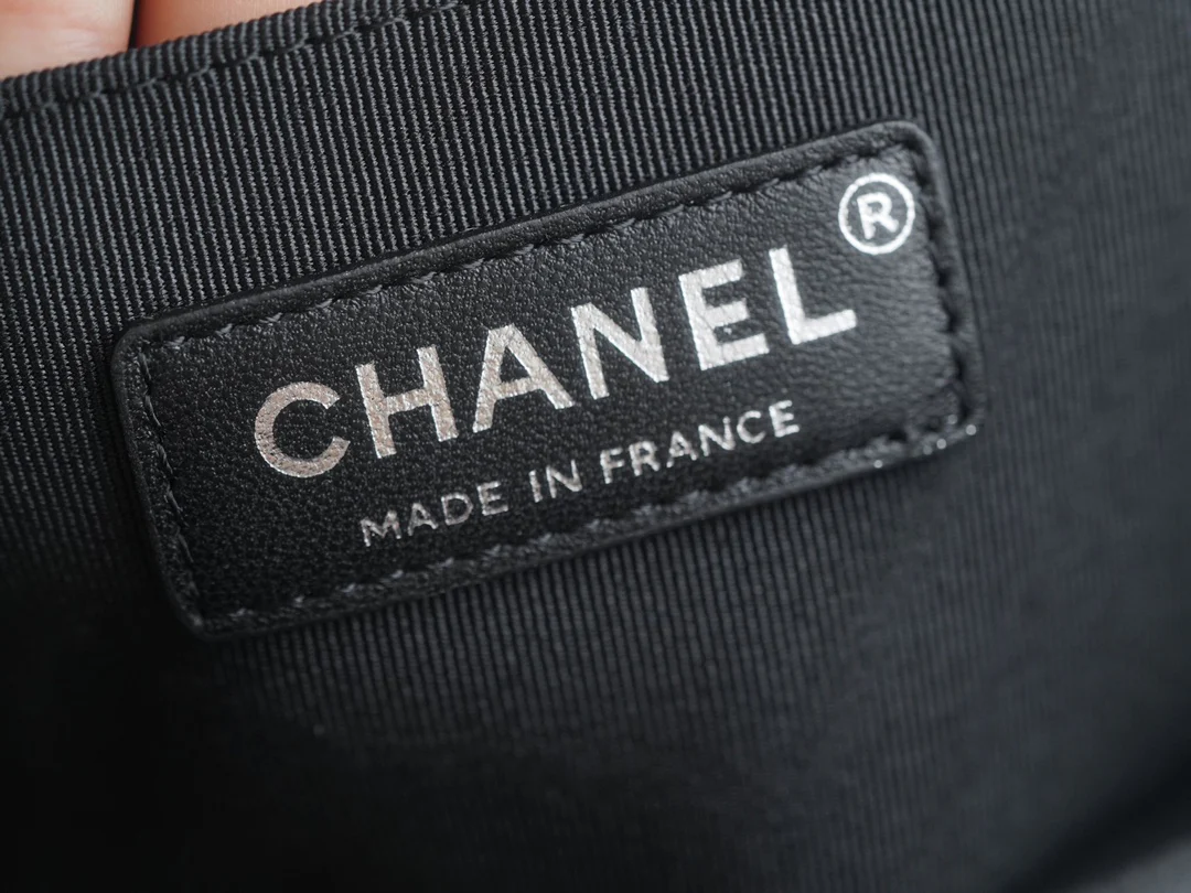 Коллекция Chanel Le Boy - Черная кожа личи, винтажная серебряная пряжка - 25 см