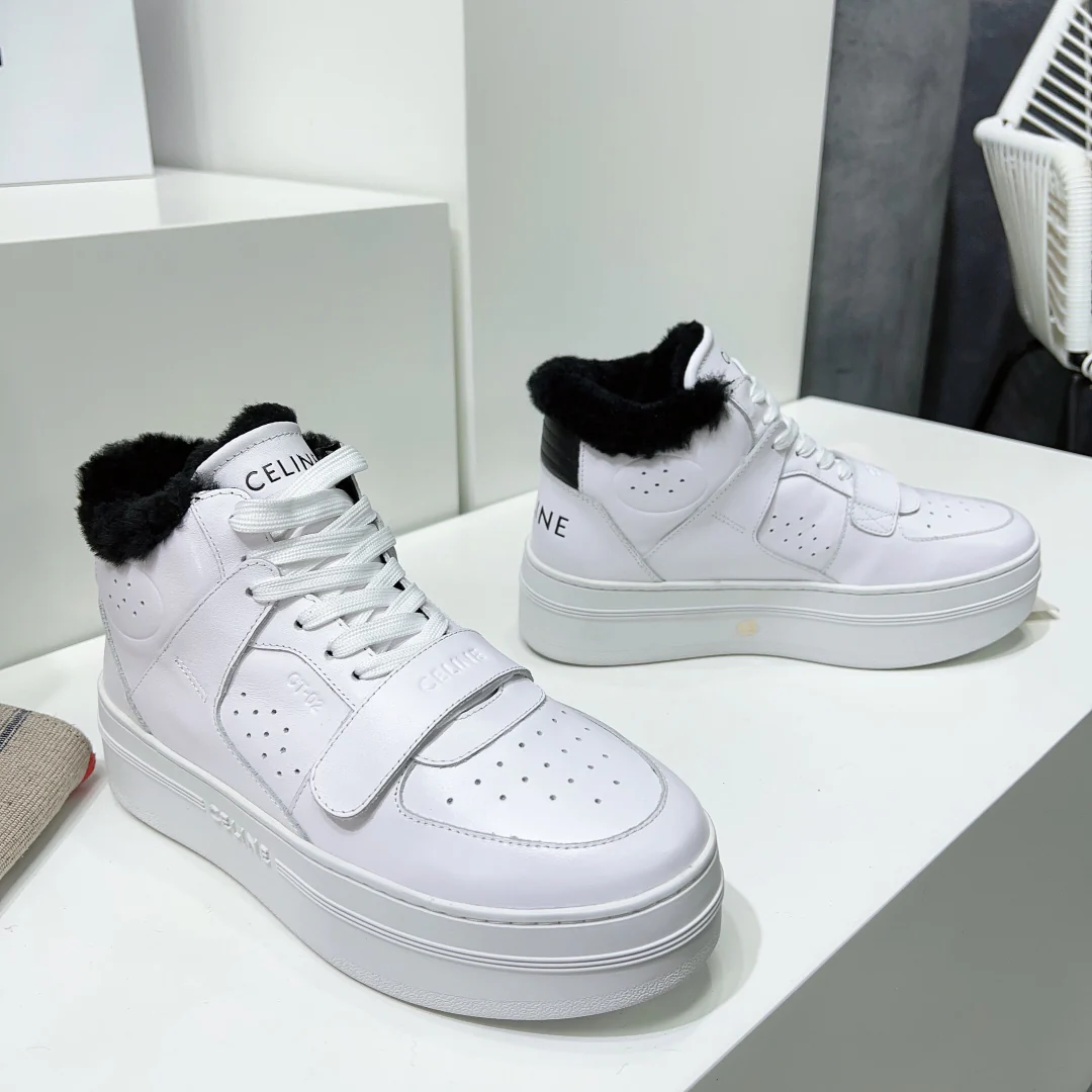 Новинка осенне-зимней коллекции Celine 2022 — высокие кеды на платформе с меховой отделкой — белые.