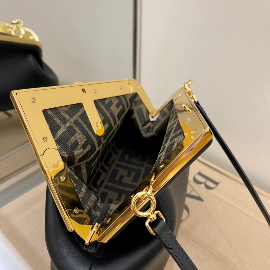 Черная кожаная сумка Fendi First - 1