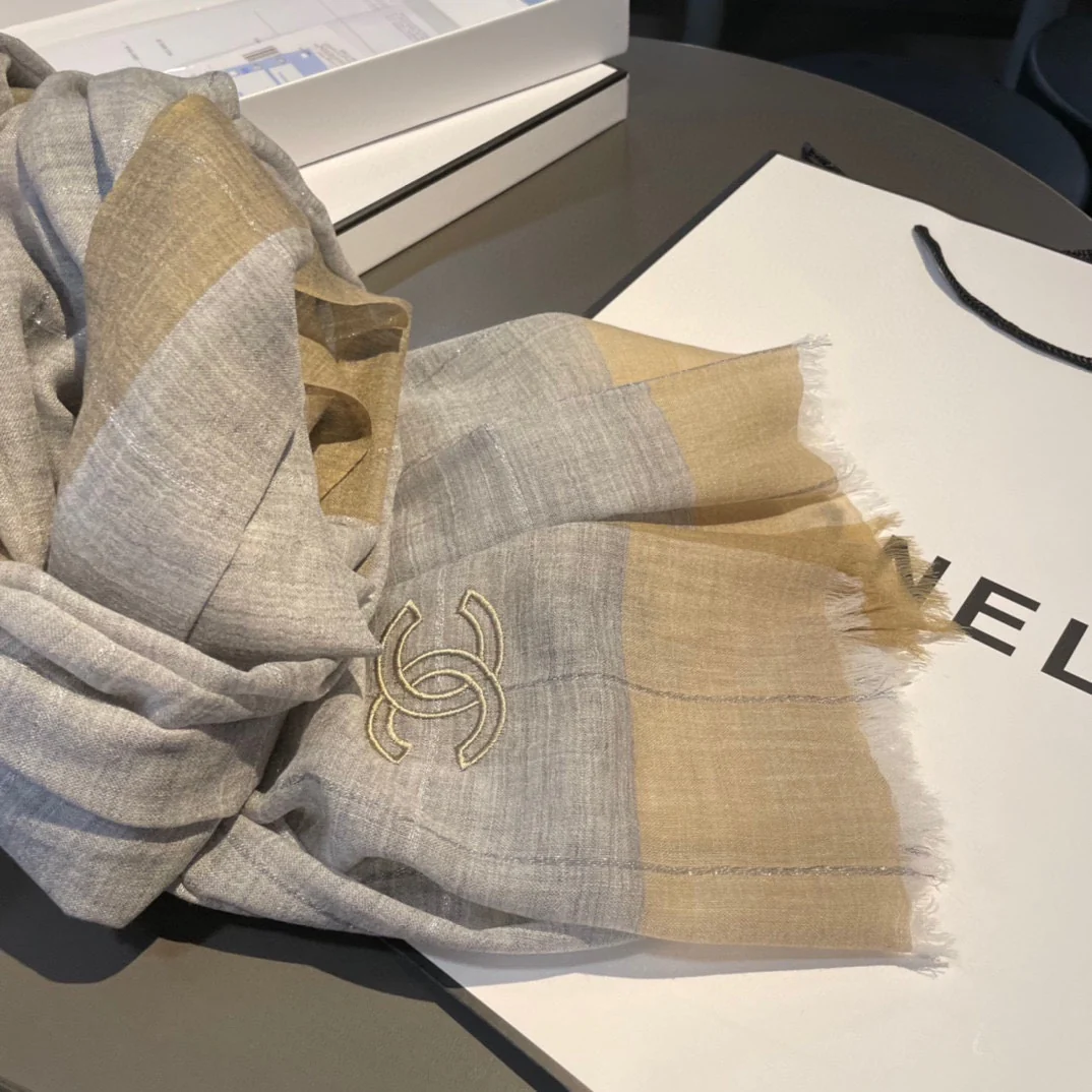 Chanel - Легкий шарф в клетку с золотой нитью - 90-210 см - Высококачественный австралийский импортный чистый кашемир - 1 шт.