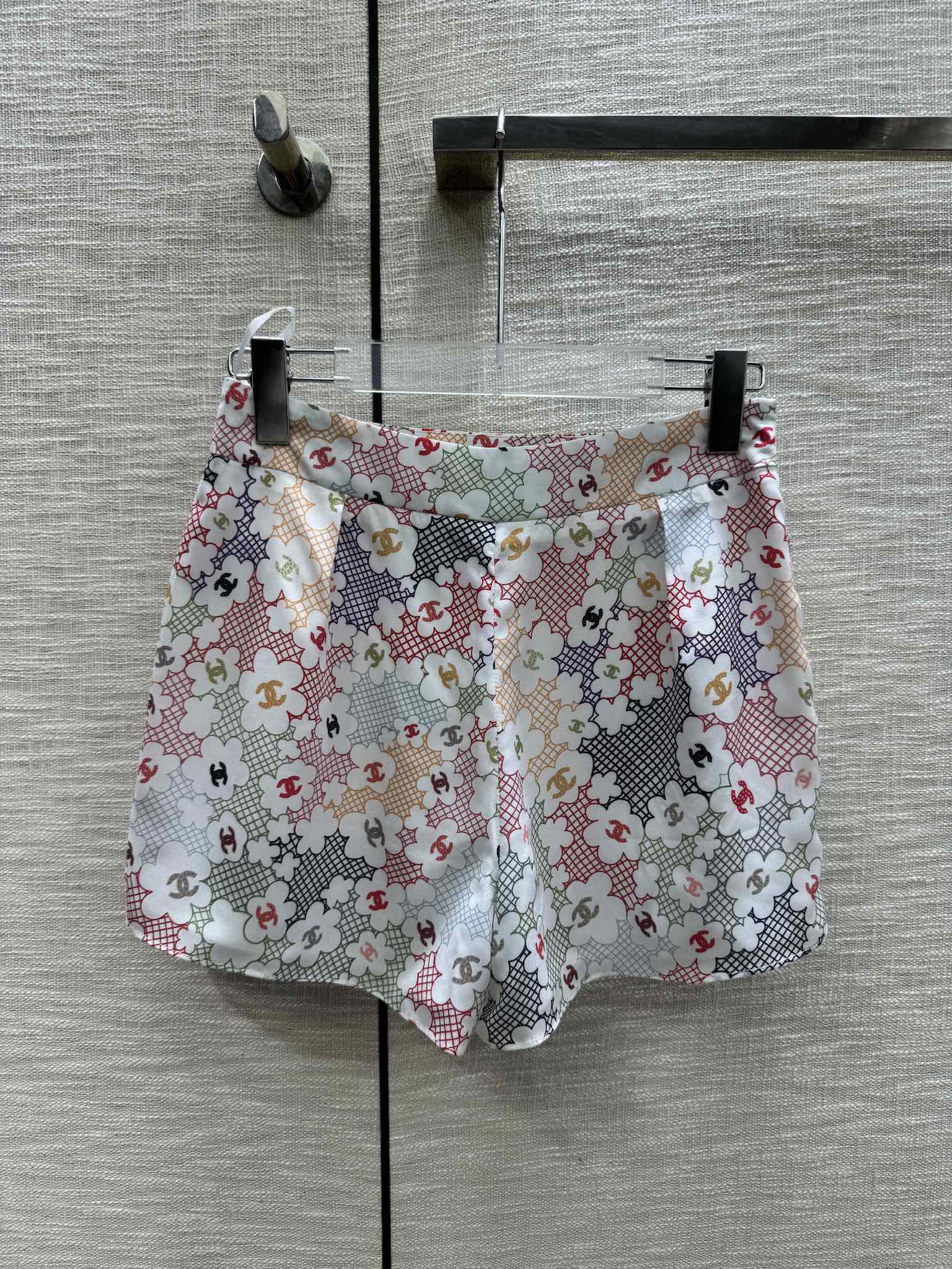 Chanel 2403 - Красочные шорты с двойной буквой С и камелией