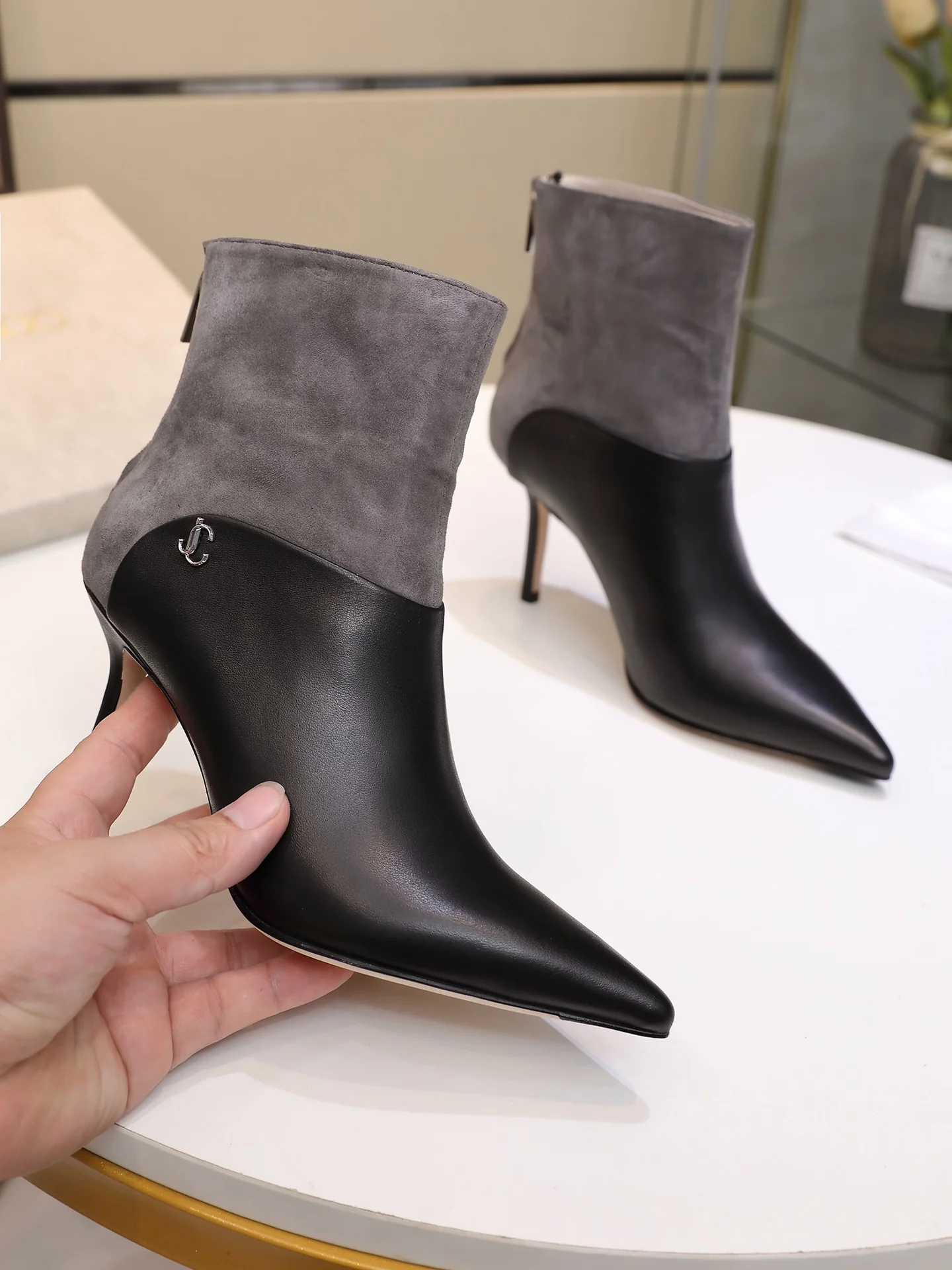 Ботинки Jimmy с острым носком на высоком каблуке - 1