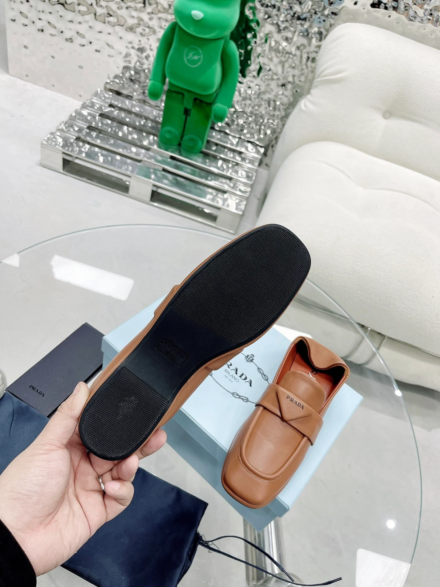 Коллекция Prada 2022 года с подиума - балетки с закрытым носком.