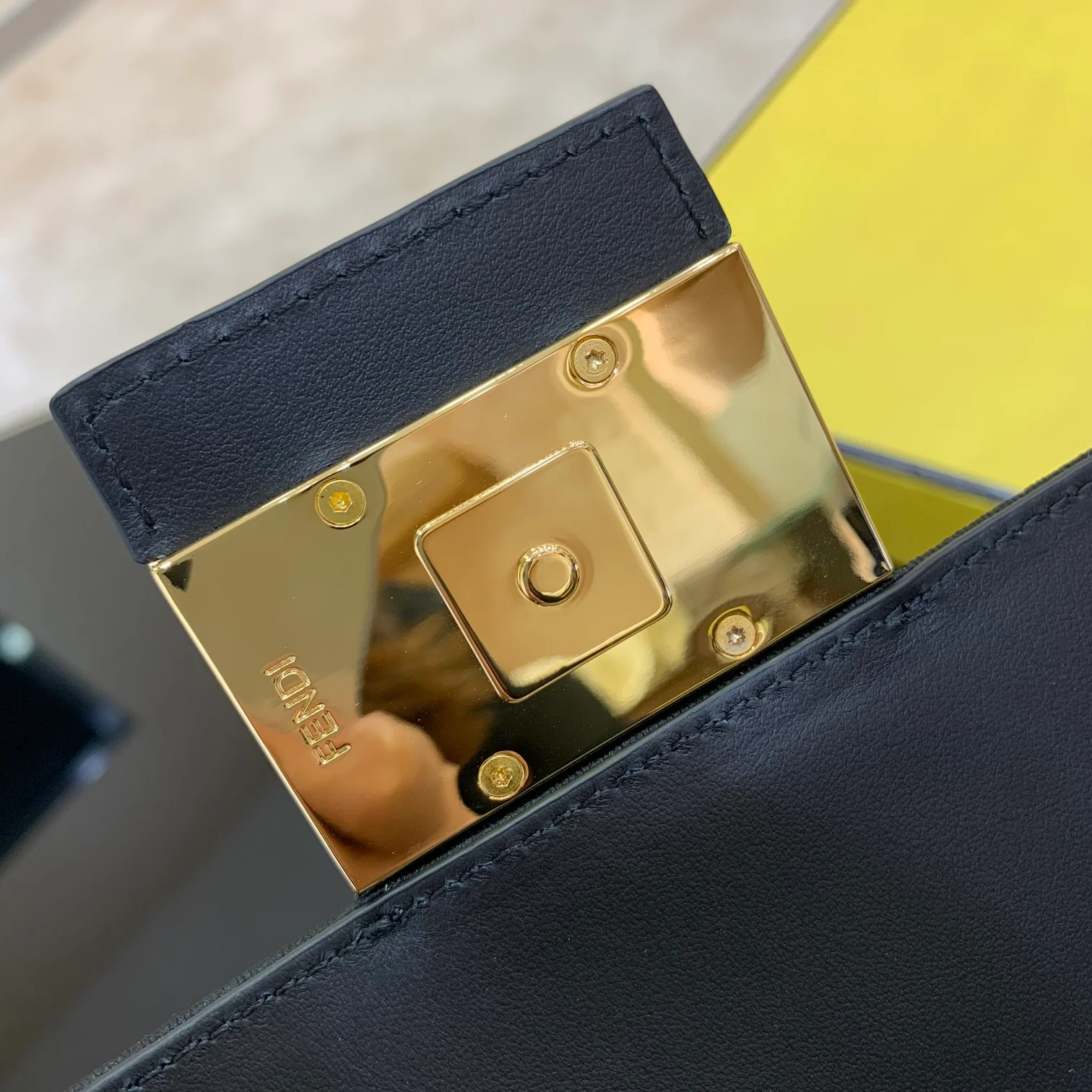 Сумка Fendi Baguette Medium из черной кожи.