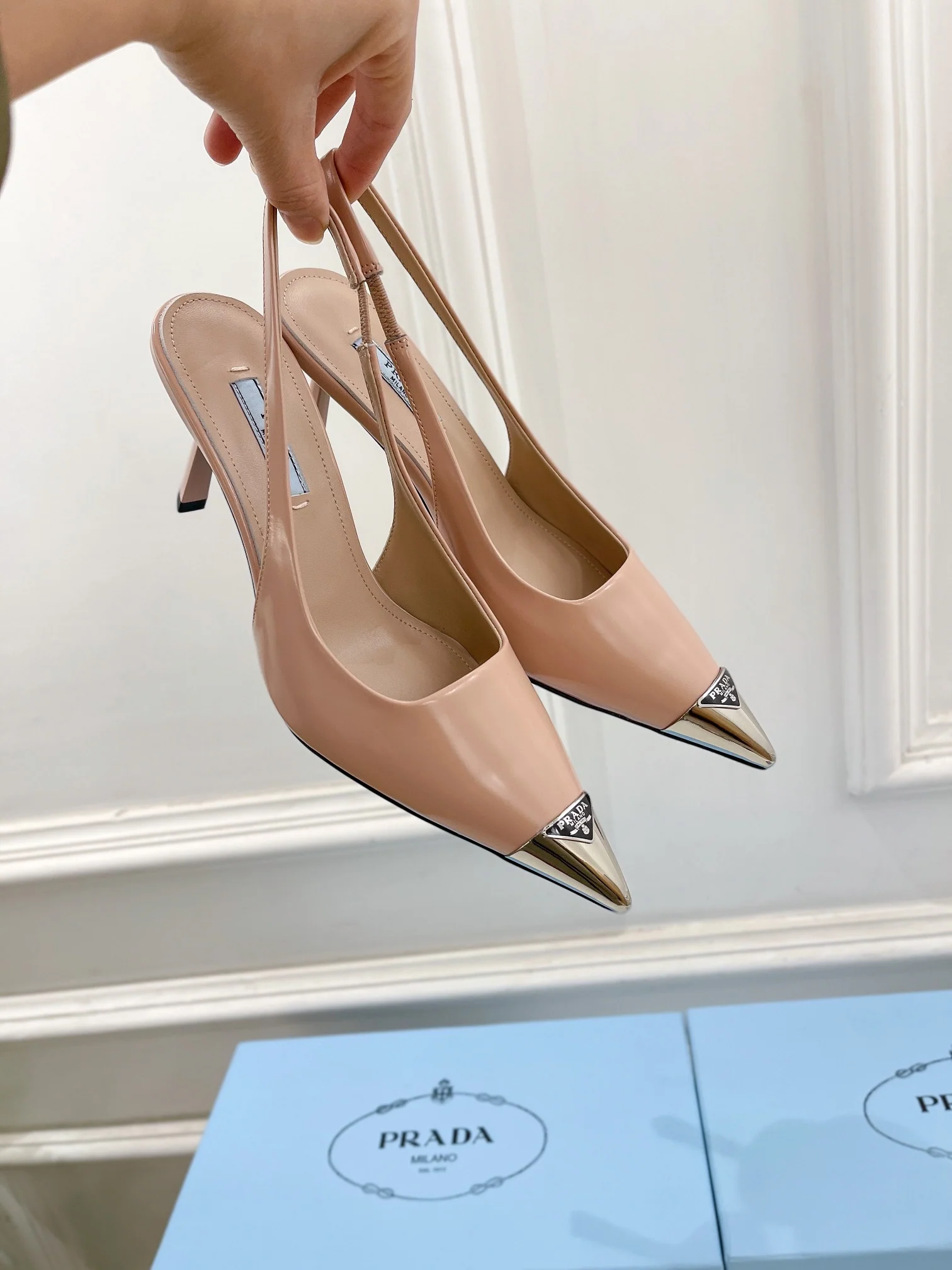 Новинка весны 2023 года от Prada - сандалии и туфли на каблуке с острым носком - розовые.