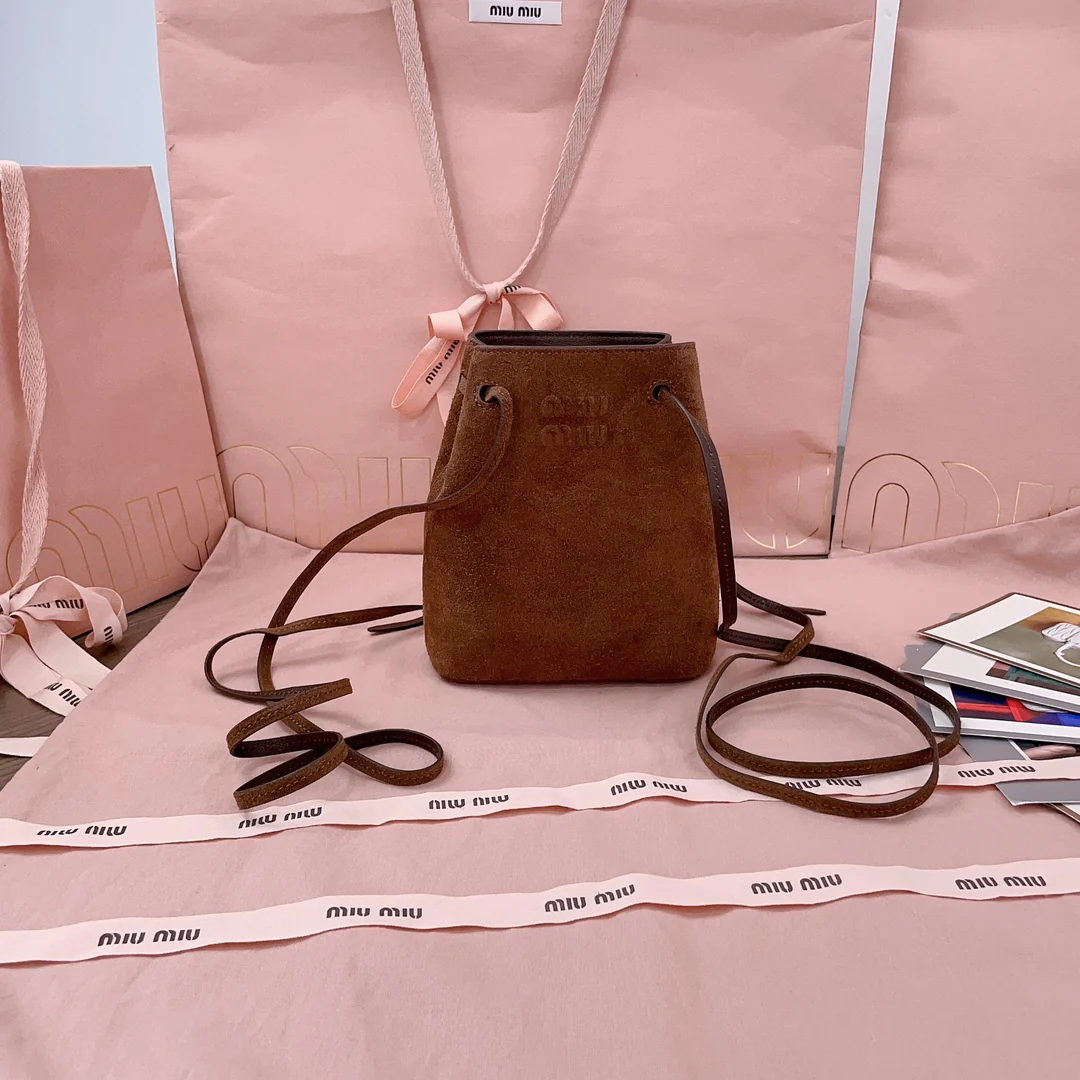 Мини-сумка-ведро Miu Miu 5nf460 из замши - коричневая