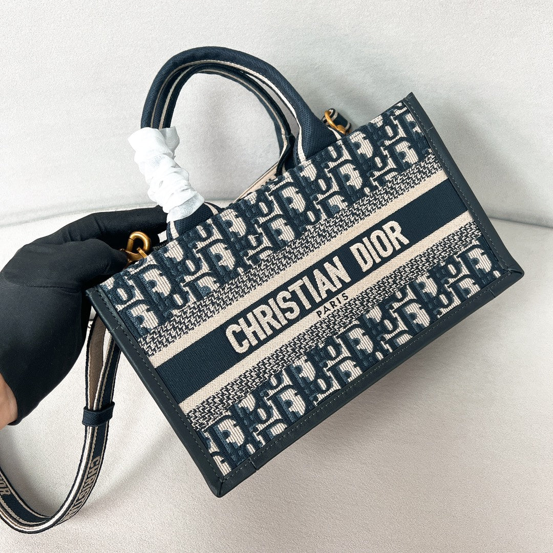 Мини-сумка Dior Booktote черного цвета с монограммой из канваса.