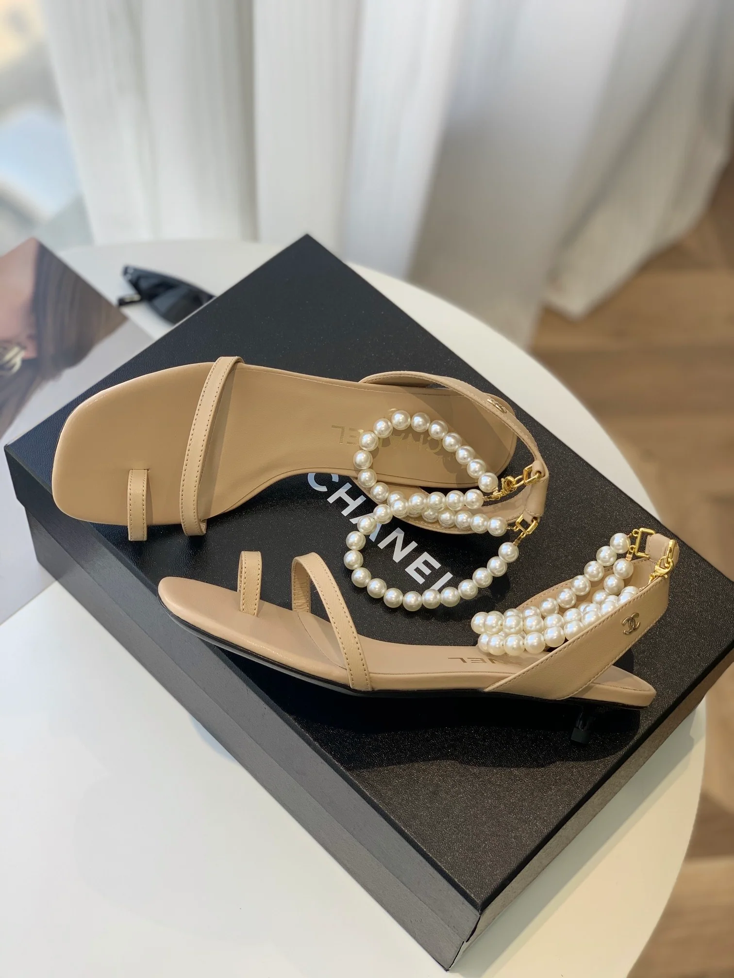 Новинка весны 2023 года от Chanel - сандалии Pearl