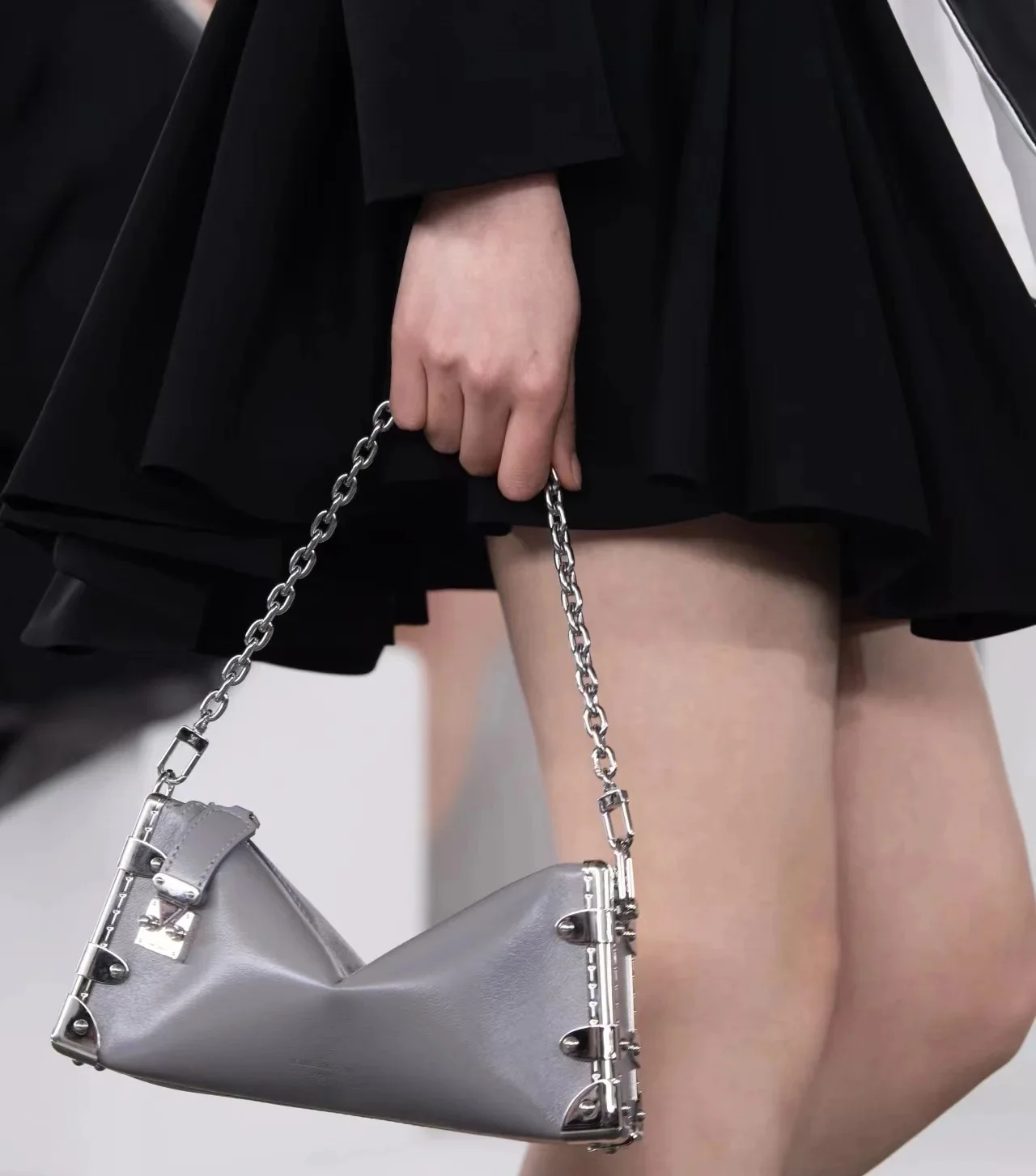 m25445-LV-slim-side-trunk chain bag-grey