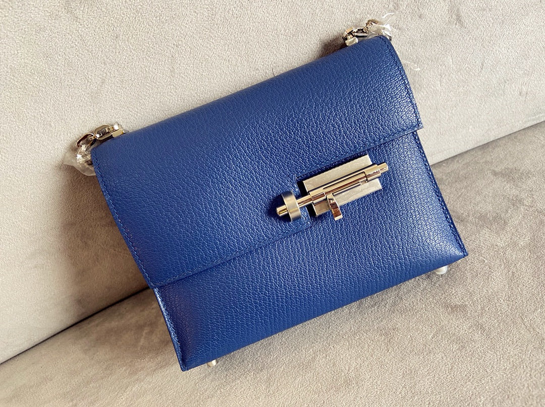 Мини-сумка Hermes Verrou из козьей кожи, размер S4, темно-синего цвета, с серебряной пряжкой.