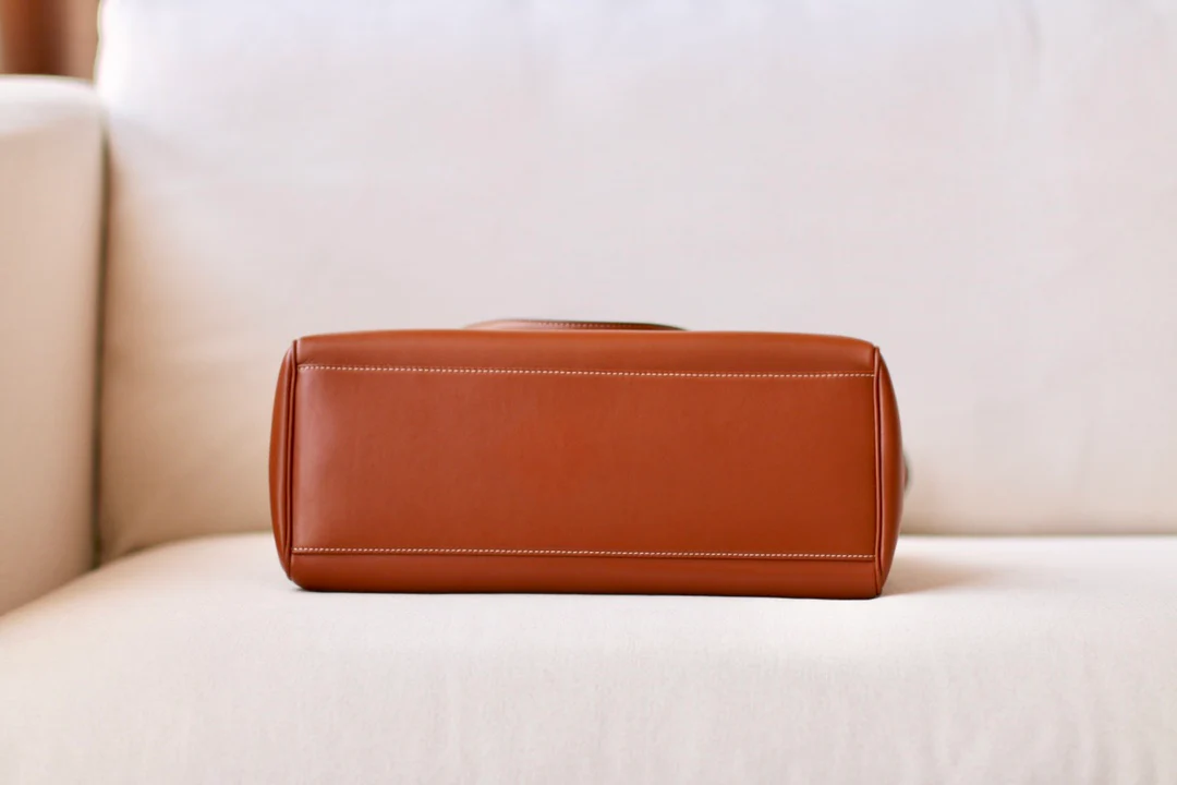 Сумка Celine Soft 16 Medium из гладкой коровьей кожи - коричневая