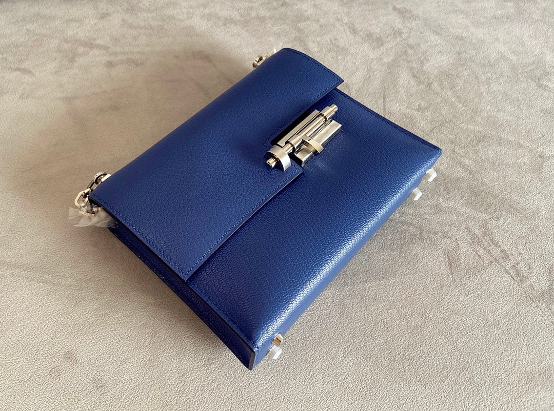 Мини-сумка Hermes Verrou из козьей кожи, размер S4, темно-синего цвета, с серебряной пряжкой.