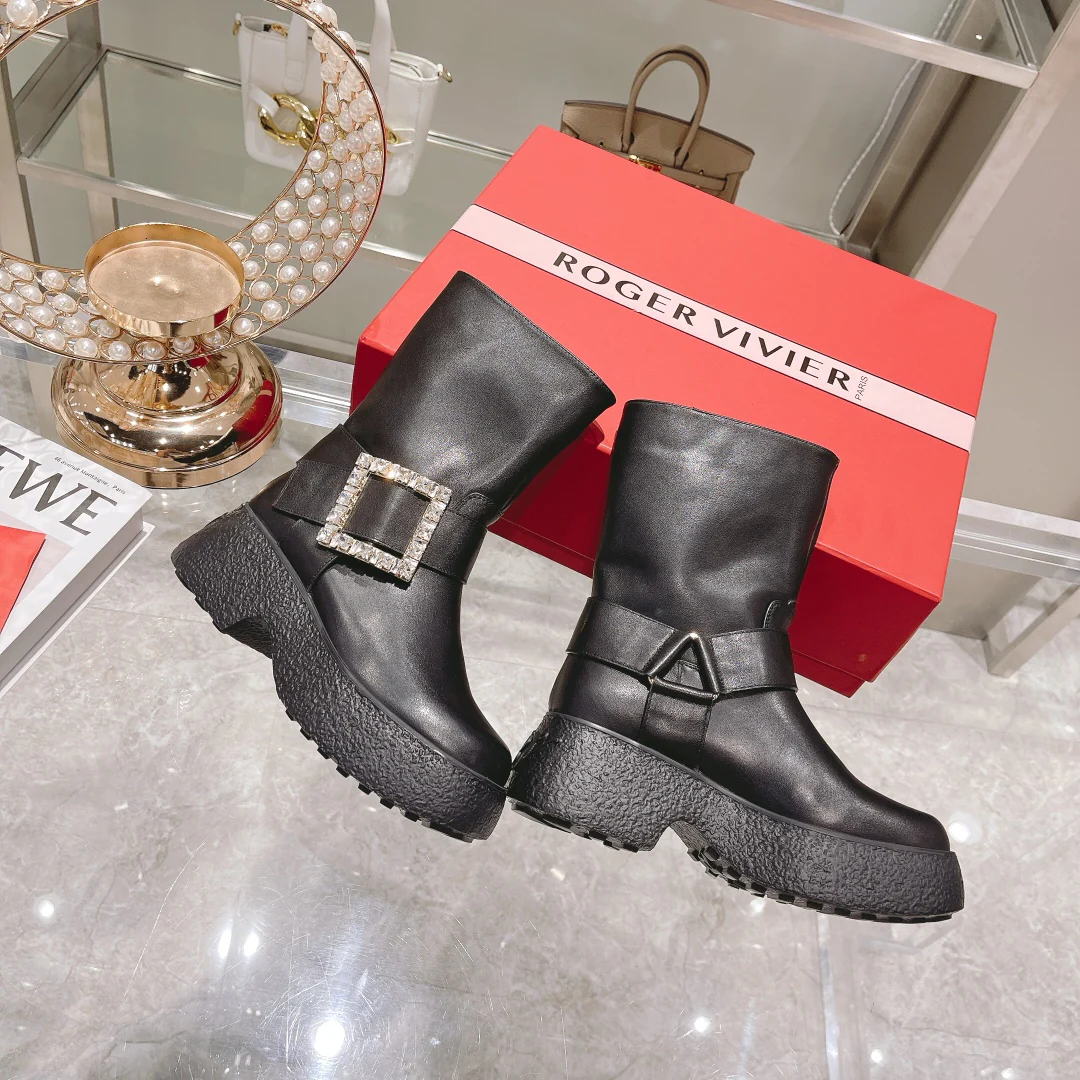 Мотоциклетные ботинки на толстой подошве с металлическими пряжками.