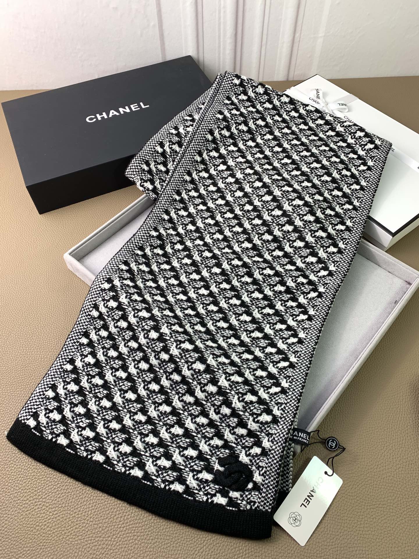 Chanel - Вязаный кашемировый шарф с золотыми и серебряными нитями - 30 см - 180 см