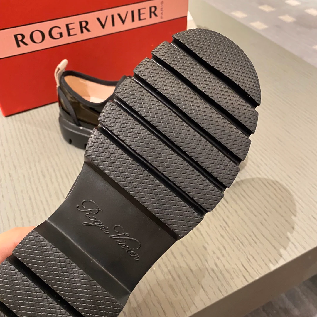 Кроссовки из лакированной кожи с пряжкой