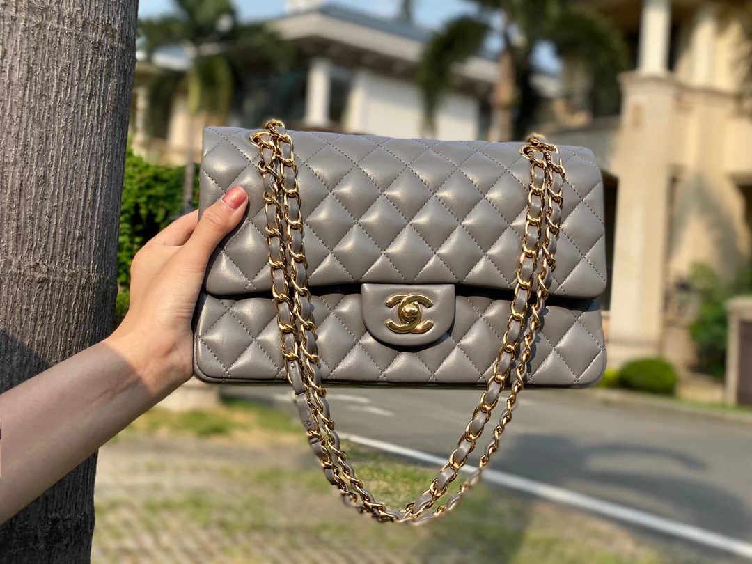 Классическая сумка Chanel из овечьей кожи CF — элегантная серая с золотой фурнитурой — 25 см