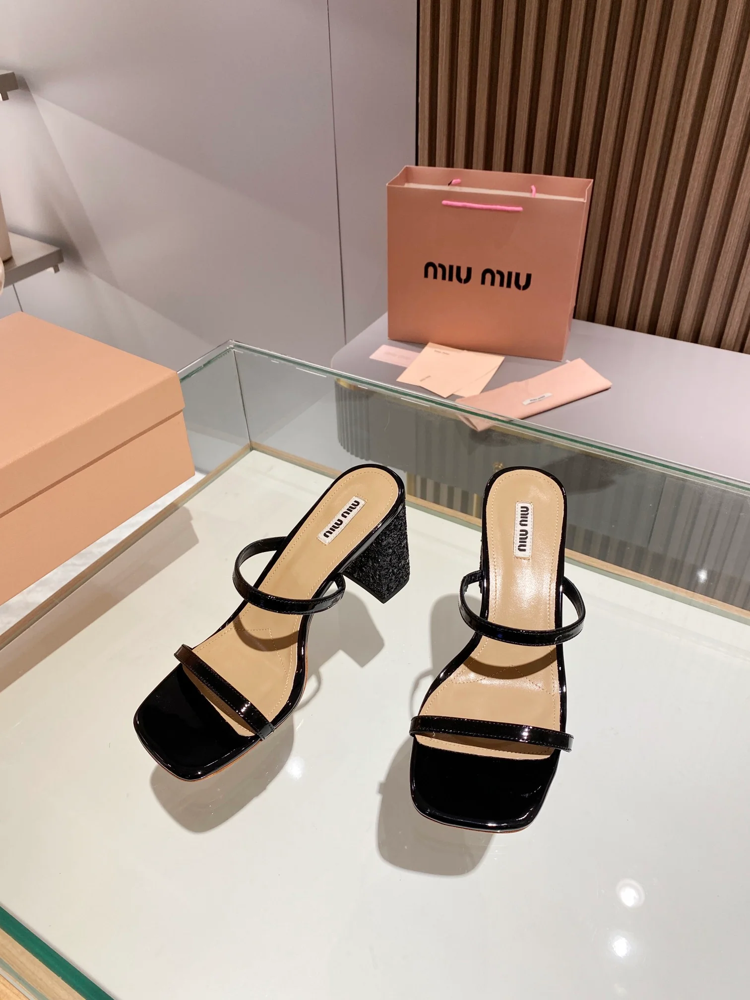 Новинка сезона весна/лето 2023 от Miu Miu - Босоножки на высоком каблуке с ремешками - 8-5 см - Черные