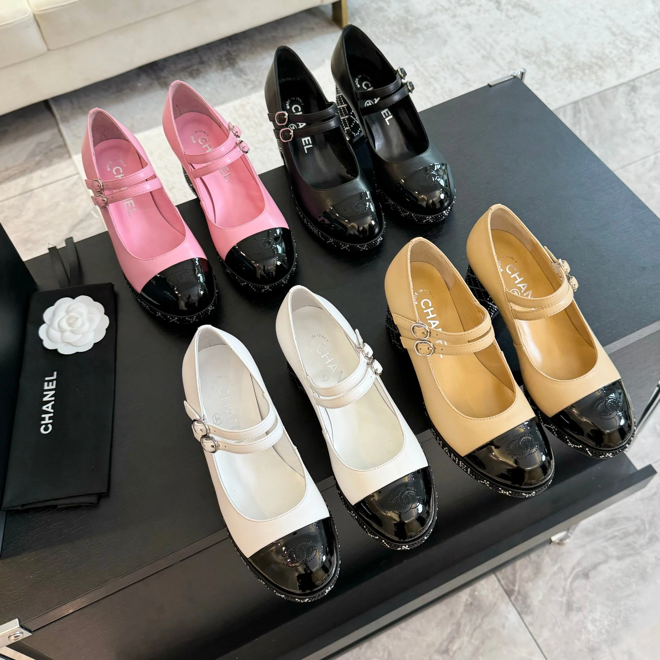 Коллекция Chanel 2024 года: босоножки на высоком каблуке. Изображение 1.