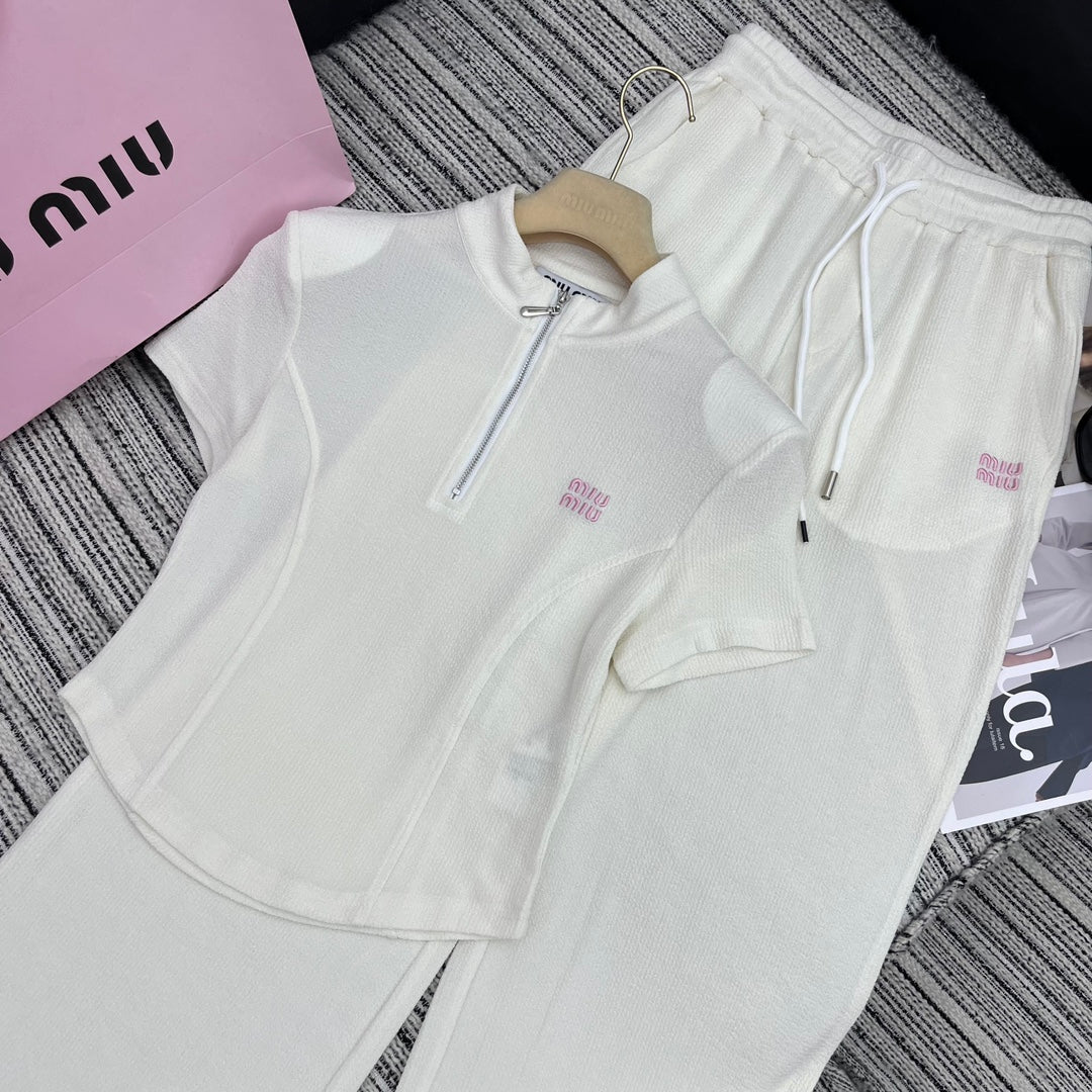 Miu Miu - 2404 - Коллекция весна/лето 2024 - Новый костюм Miu с воротником-стойкой, подплечниками и приталенным силуэтом - Белый