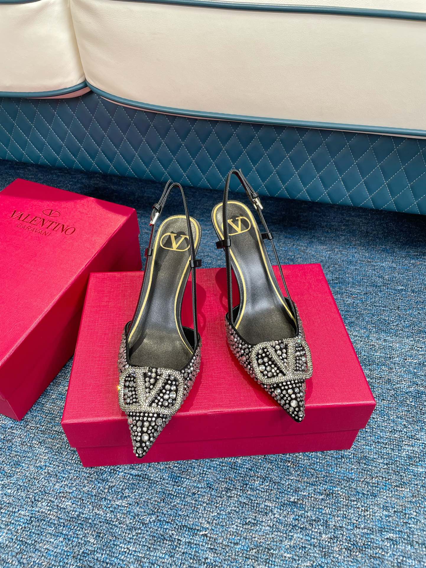 Новинка сезона весна/лето 2022 от Valentino - Роскошные туфли со стразами - Замшевые туфли со стразами - Босоножки на высоком каблуке с острым носком и открытой пяткой - 1