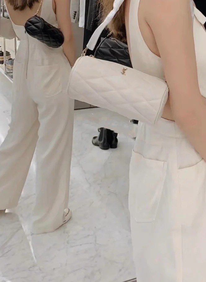 Маленькая цилиндрическая сумка YSL Sade - белая - на фото.