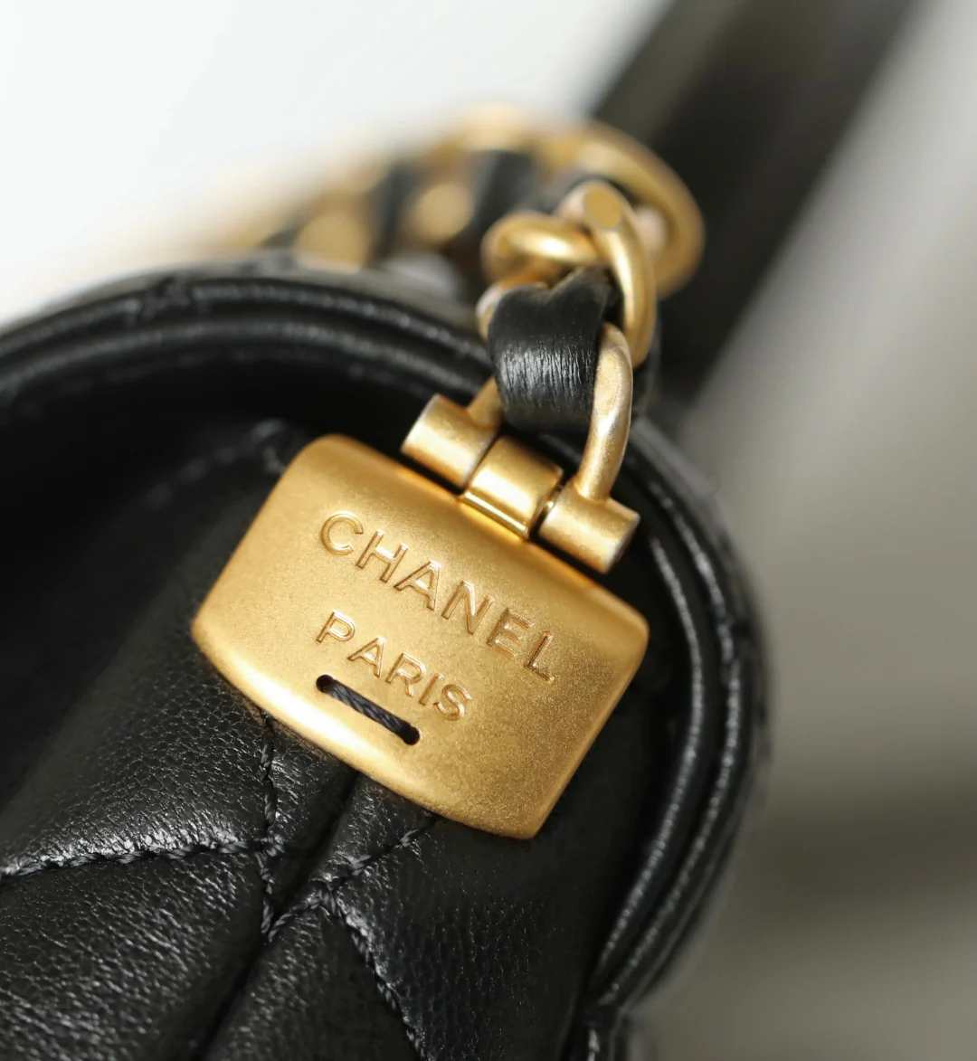 Мини-юбка Chanel Kelly из шерсти, черная, 25 пенсов.