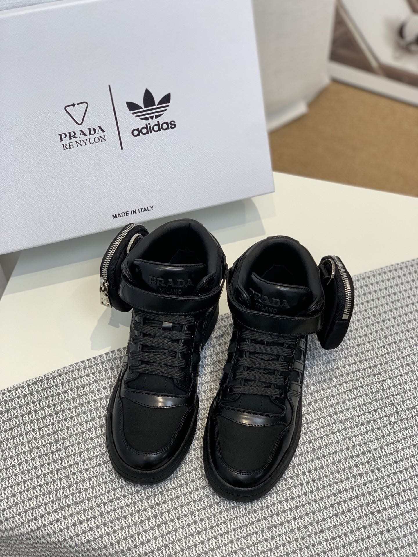 Обувь Prada - результат сотрудничества Prada и Adidas - спортивная и повседневная обувь - черная