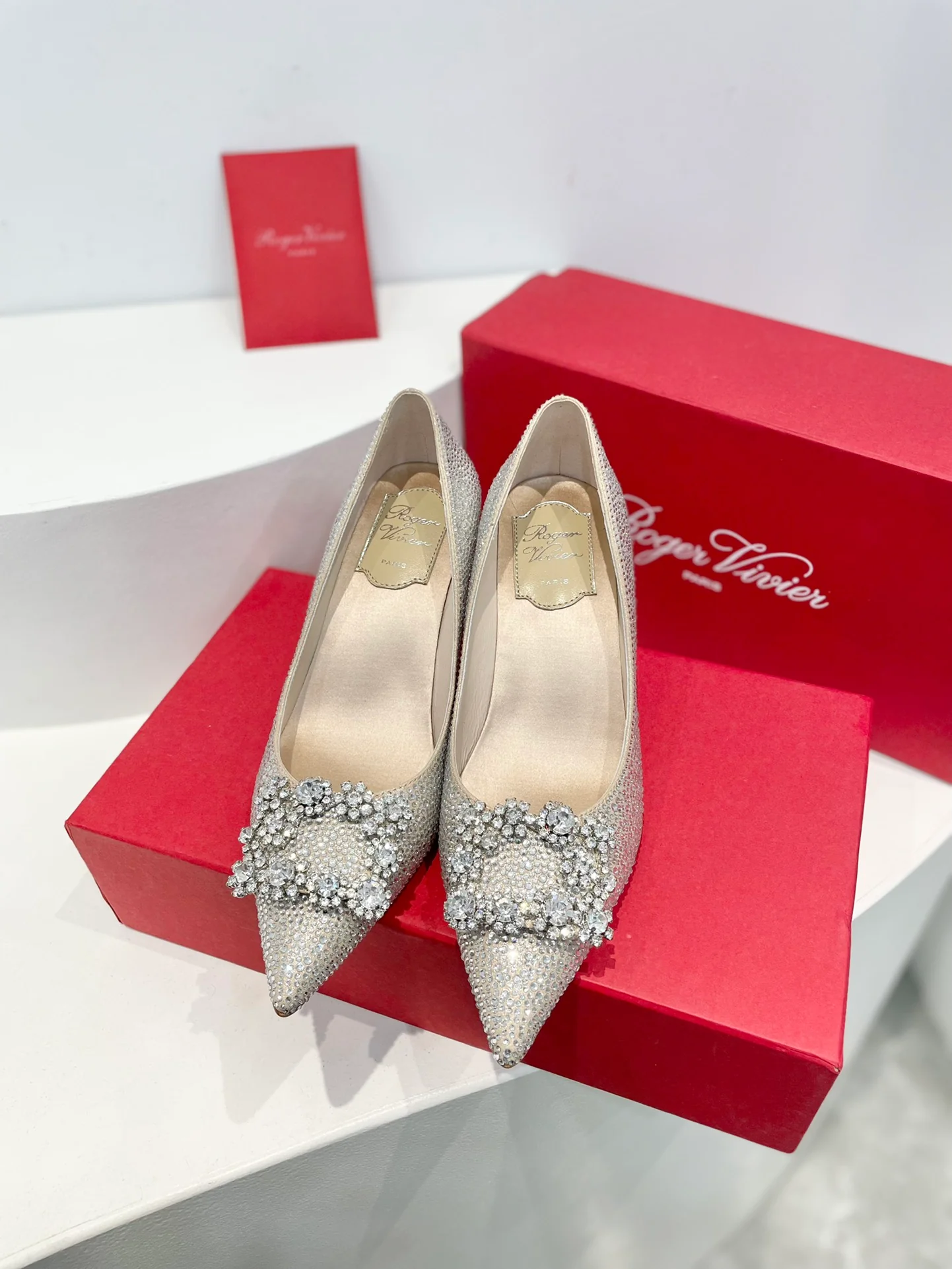 Обувь RV - Серия ?Кристальные туфли? - Туфли на низком каблуке со стразами - Серебристые