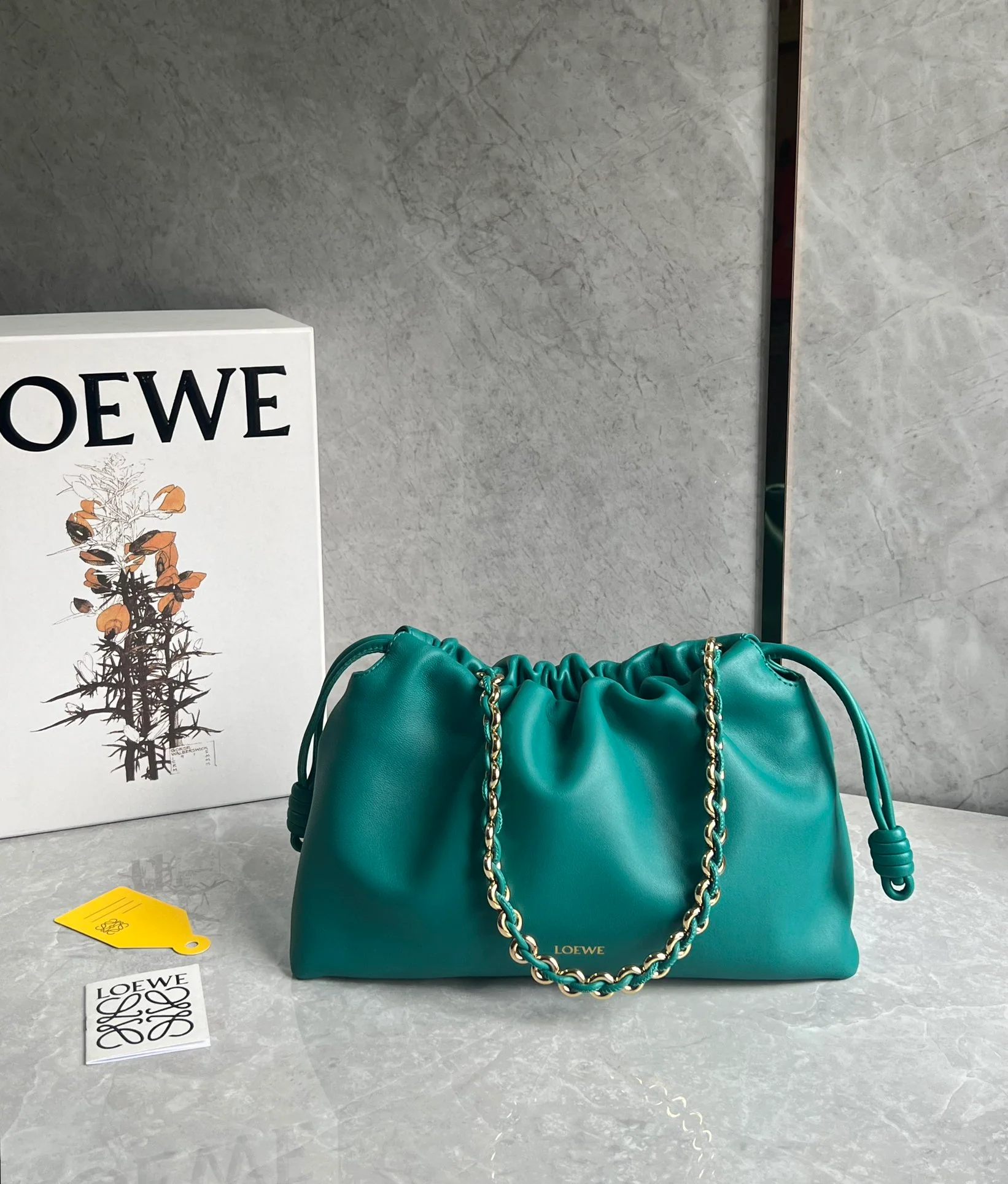 Сумка Loewe Flamenco из овечьей кожи с цепочкой, цвет павлиньего зеленого, большая.